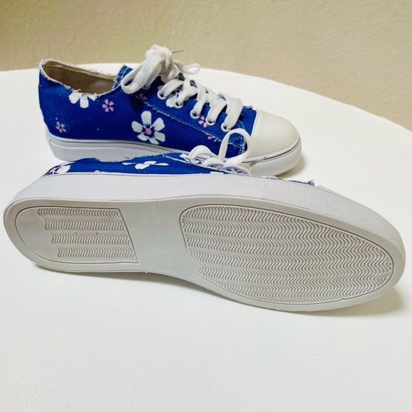 New Floral lace up canvas shoes. - Picture 4 of 6